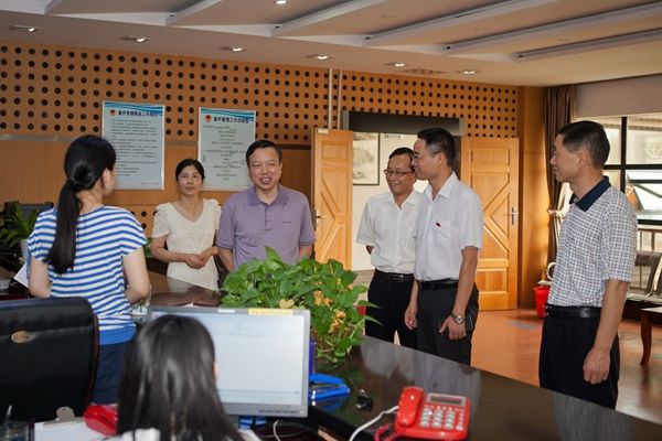 社会实践在行动副校长祖明走访慰问暑期社会实践队队员