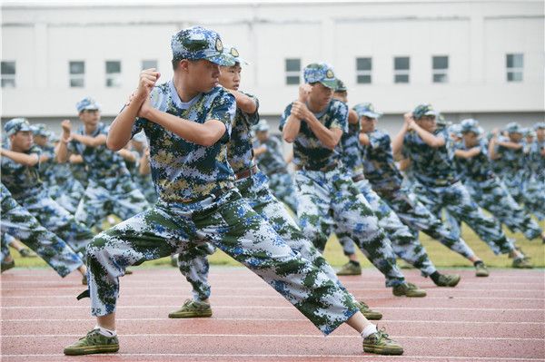 2015级军训圆满结束 七千学子接受检阅