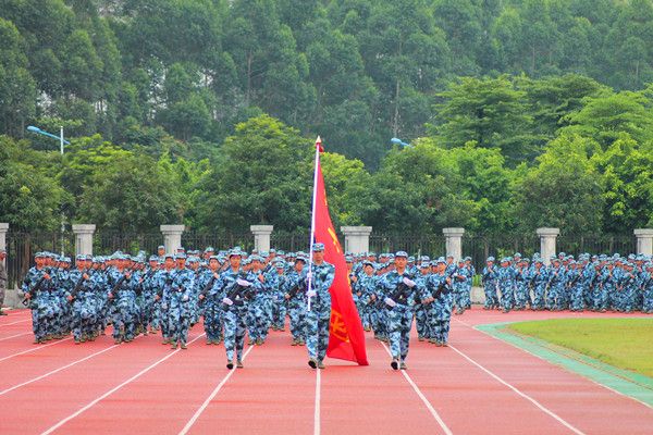 2015级军训圆满结束 七千学子接受检阅