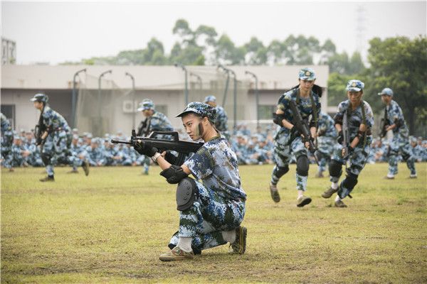 2015级军训圆满结束 七千学子接受检阅