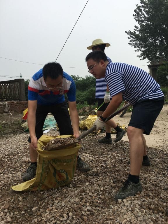 我校青马学员赴抗洪一线防汛救灾