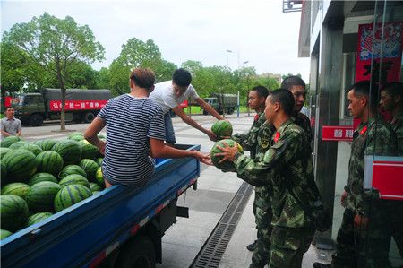 铁肩担使命  军民鱼水情——驻校武警官兵开展校园环境义务除草劳动