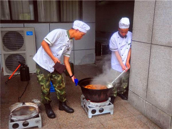 抗洪抢险驻军部队剪影