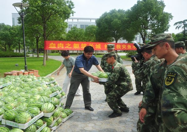 校领导慰问防汛抗洪抢险驻校官兵