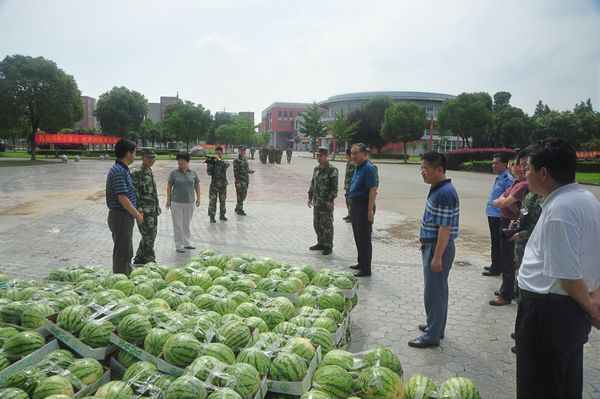 校领导慰问防汛抗洪抢险驻校官兵