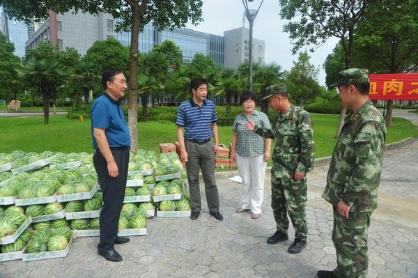 校领导慰问防汛抗洪抢险驻校官兵