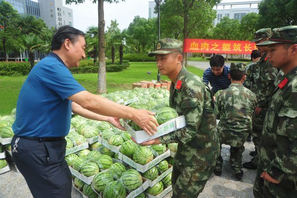 校领导慰问防汛抗洪抢险驻校官兵