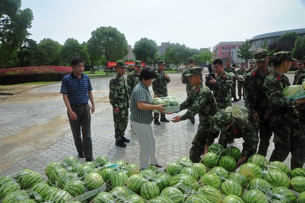 校领导慰问防汛抗洪抢险驻校官兵