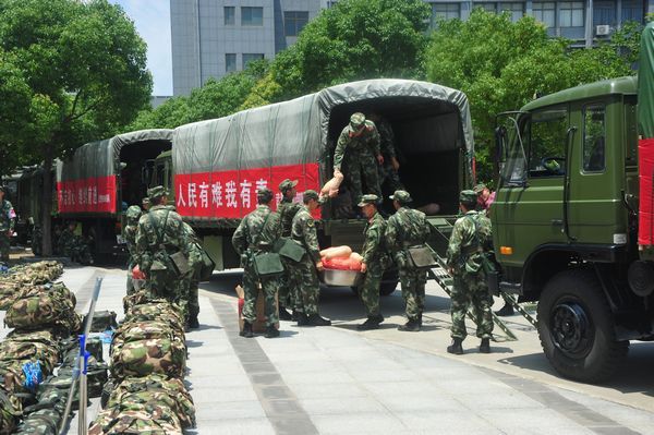 不忘初心向前进——武警8690部队入驻我校 支援芜湖抗洪抢险