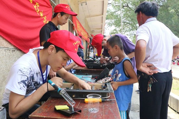 情系基层山乡 助力精准扶贫——我院组织开展关爱“三留守”活动