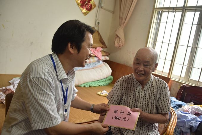 学院领导“七一”看望慰问退休老党员