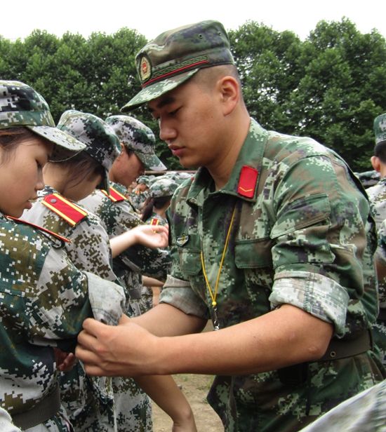 军训访以情带兵二营九连连长付梓焱