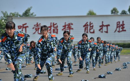 四川大学举行2015级本科生什邡军训团阅兵暨总结大会
