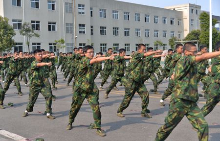 四川大学举行2015级本科生什邡军训团阅兵暨总结大会