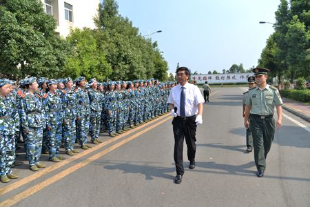 四川大学举行2015级本科生什邡军训团阅兵暨总结大会