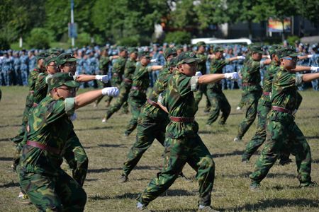 四川大学举行2015级本科生崇州军训团阅兵暨总结大会