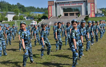 四川大学举行2015级本科生崇州军训团阅兵暨总结大会