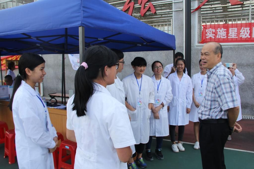 学校党委书记、校长卢景辉看望暑期“三下乡”学生