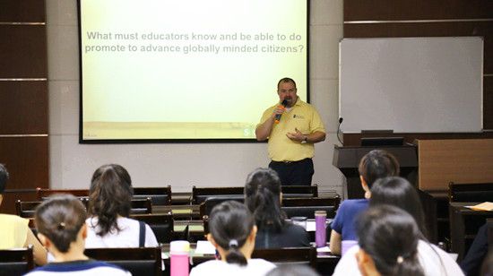 大学外语教学部邀请美国专家举办暑期教师研修班