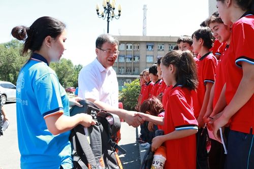 图我校举行2016年对口扶贫村优秀中小学生都市夏令营开营仪式