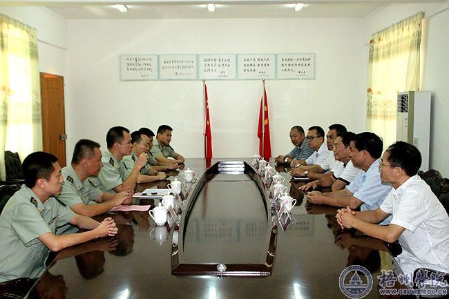 杨奔校长率队慰问驻梧部队   送上师生节日祝福