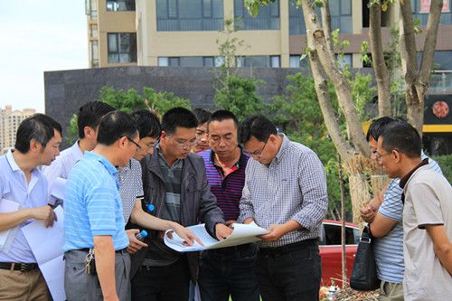 大理市政府在我校下关校区召开围墙拆除透绿现场工作推进会