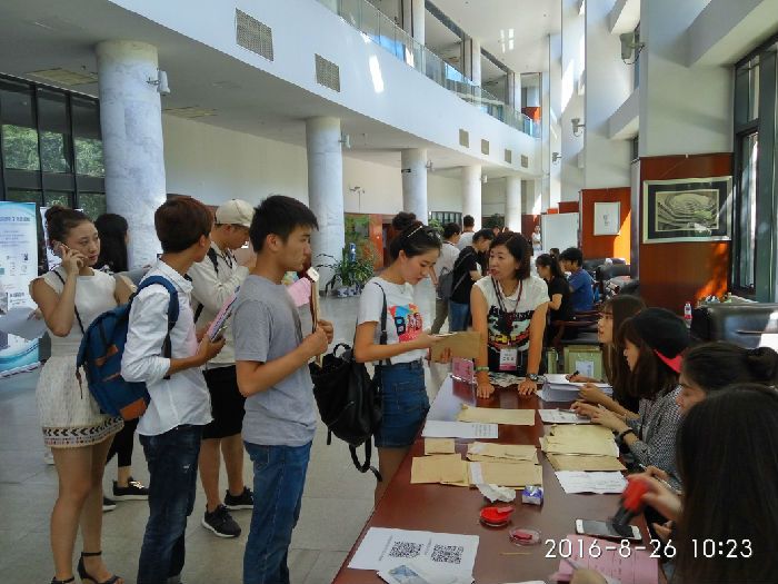 学院2016级新生今日顺利报到