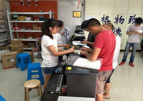 大爱南大高温下，他们用汗水在校园坚守