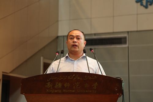 图巫文武书记为师生集中教育学习作专题报告