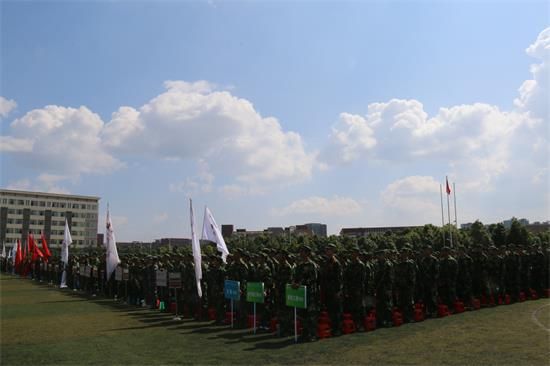 呈贡校区举行2016级学生军训开训动员