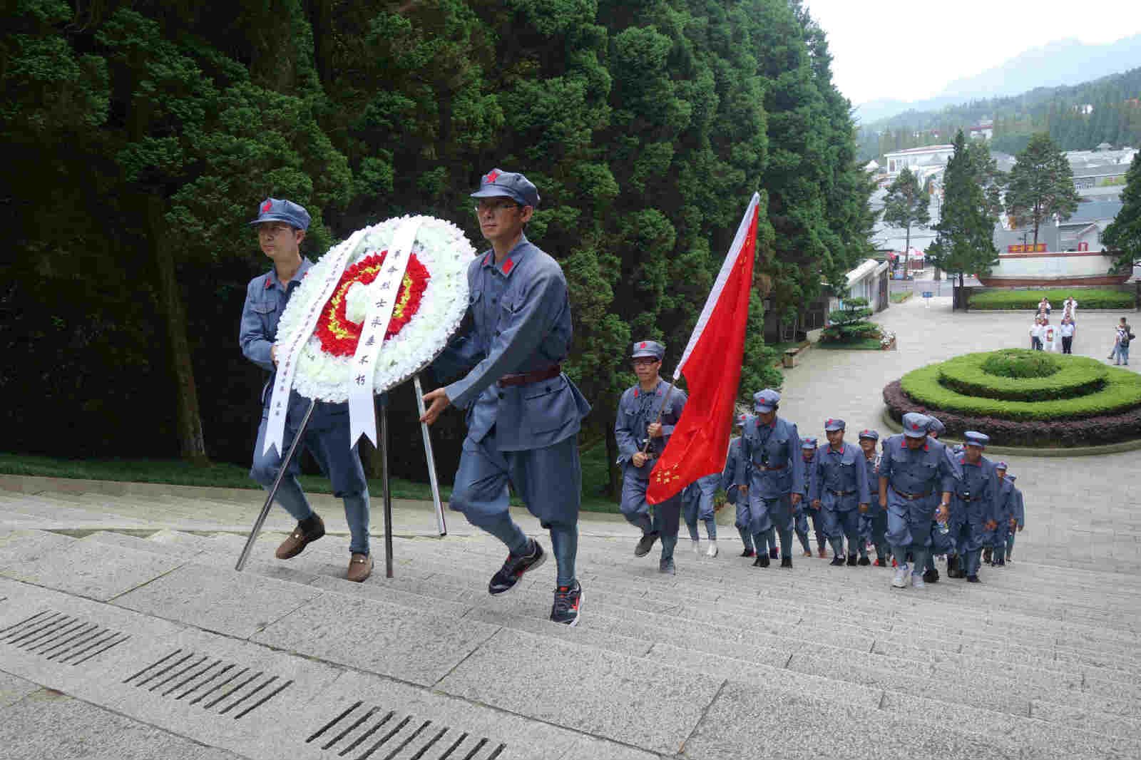 学校组织基层党组织书记和党务干部赴井冈山培训