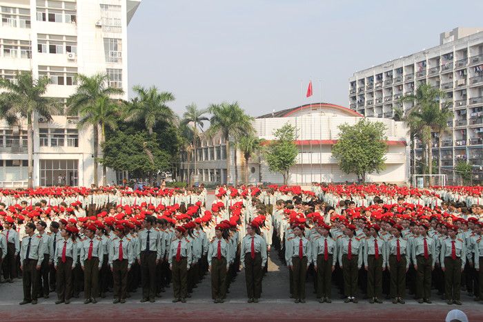 我校举行2015级军训阅兵暨总结表彰大会