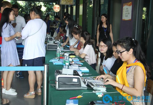 开学季会计专业全力协助迎新生