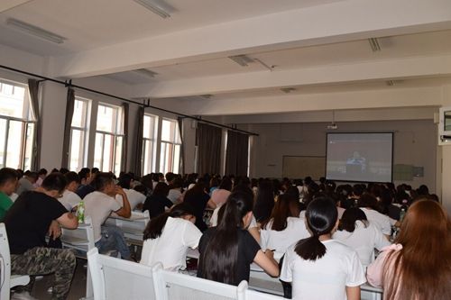 图我校继续开展学生集中教育活动