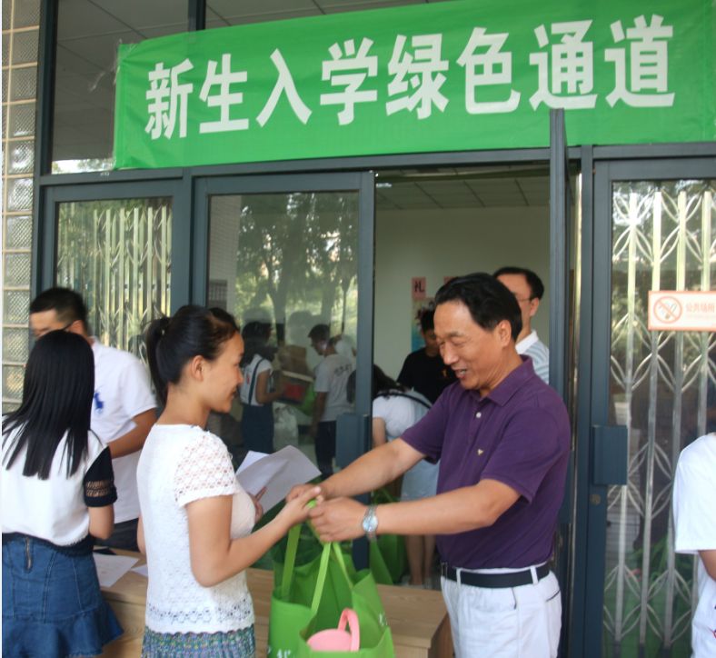 我校畅通“绿色通道”确保家庭经济困难新生顺利就学