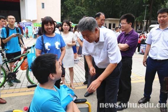 新生报到首日探营组图