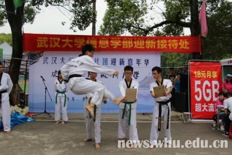 新生报到首日探营组图