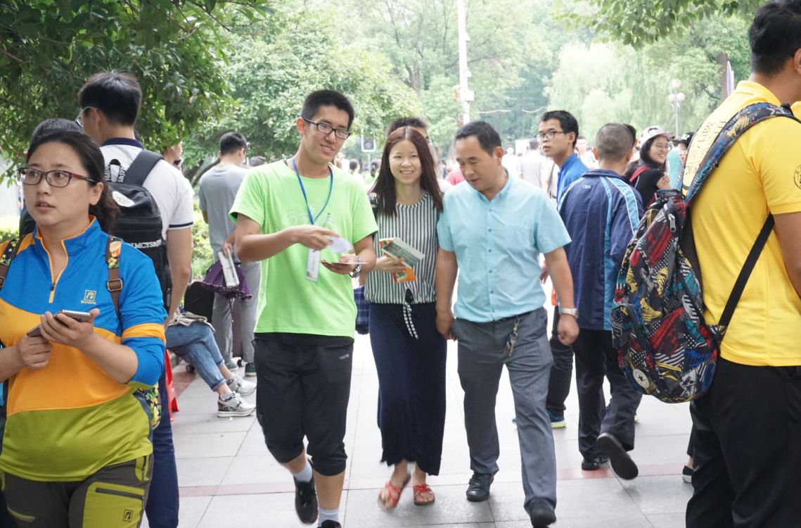 两学一做材料院迎新中的学生党员志愿者图文