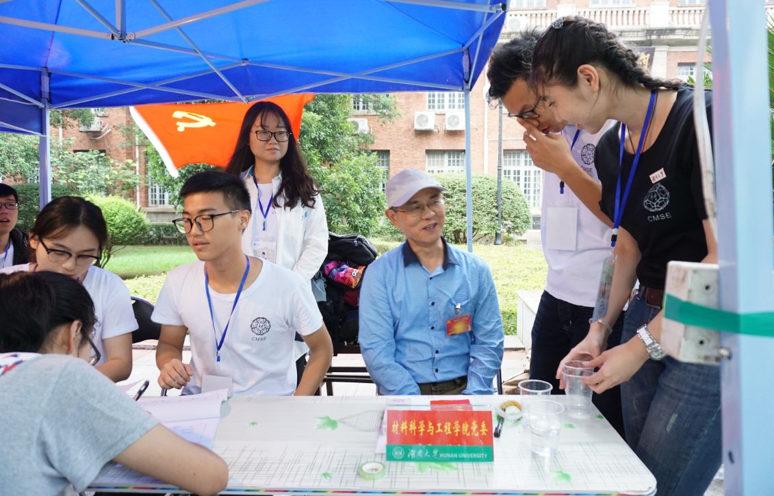 两学一做材料院迎新中的学生党员志愿者图文