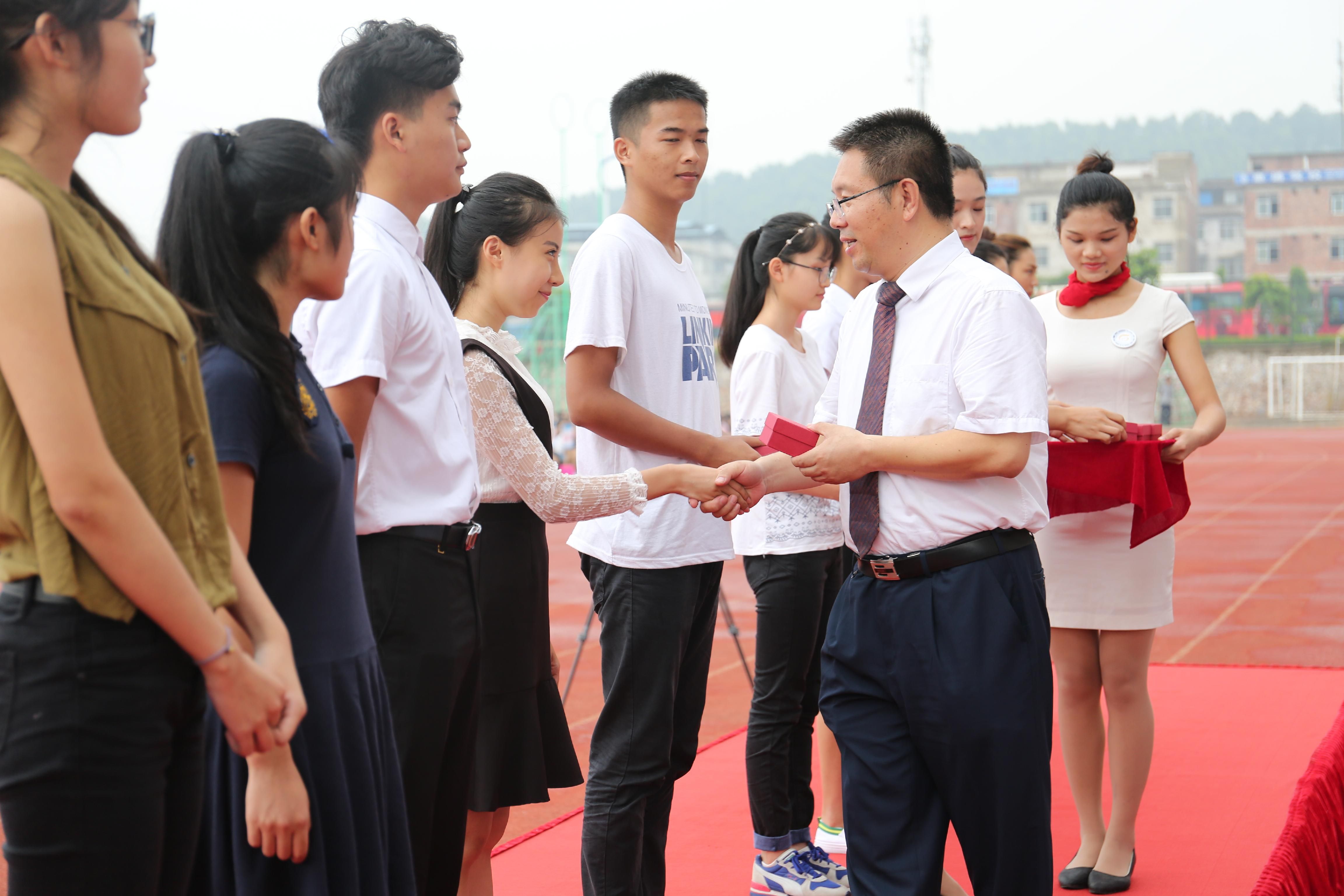 学校2016级新生开学典礼隆重举行