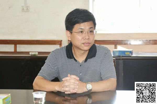 精准扶贫08校长韩峻峰到博白县东平镇、松旺镇发放第二批精准扶贫资金