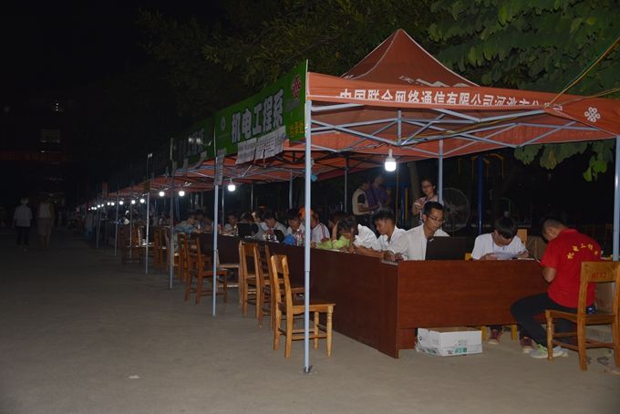 2016迎新系列报道二 让每一位新生和家长满意——学院迎新工作更用心 更用情 更用力