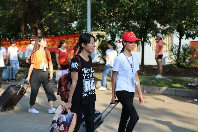 2016迎新系列报道二 让每一位新生和家长满意——学院迎新工作更用心 更用情 更用力