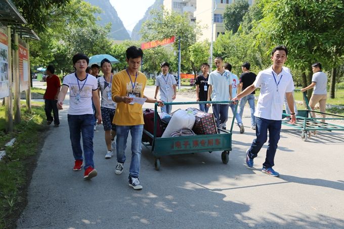 2016迎新系列报道二 让每一位新生和家长满意——学院迎新工作更用心 更用情 更用力