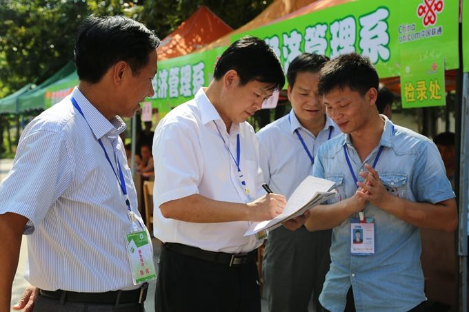 2016迎新系列报道二 让每一位新生和家长满意——学院迎新工作更用心 更用情 更用力