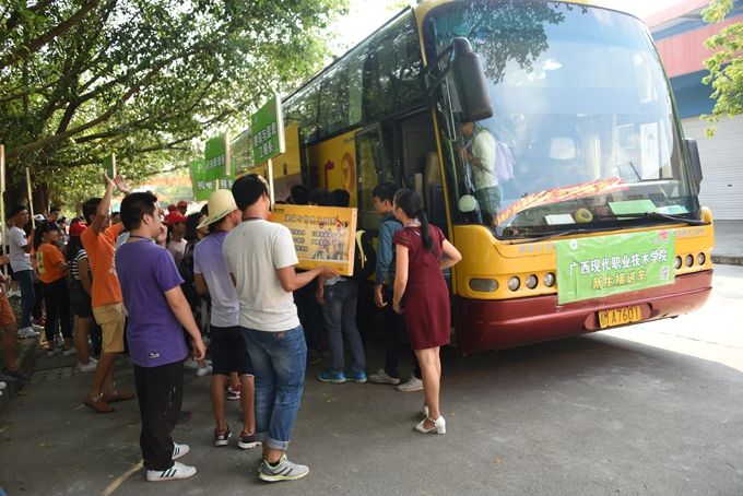 2016迎新系列报道二 让每一位新生和家长满意——学院迎新工作更用心 更用情 更用力