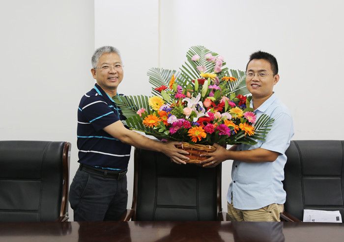 教师节专辑教师节校领导走访慰问教师代表