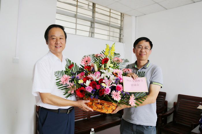 教师节专辑教师节校领导走访慰问教师代表