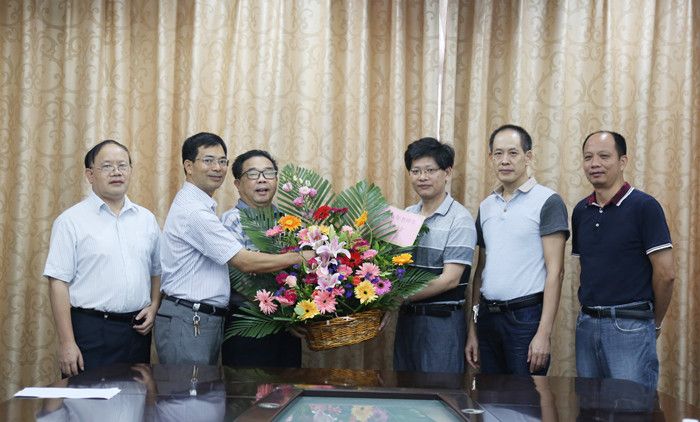 教师节专辑教师节校领导走访慰问教师代表