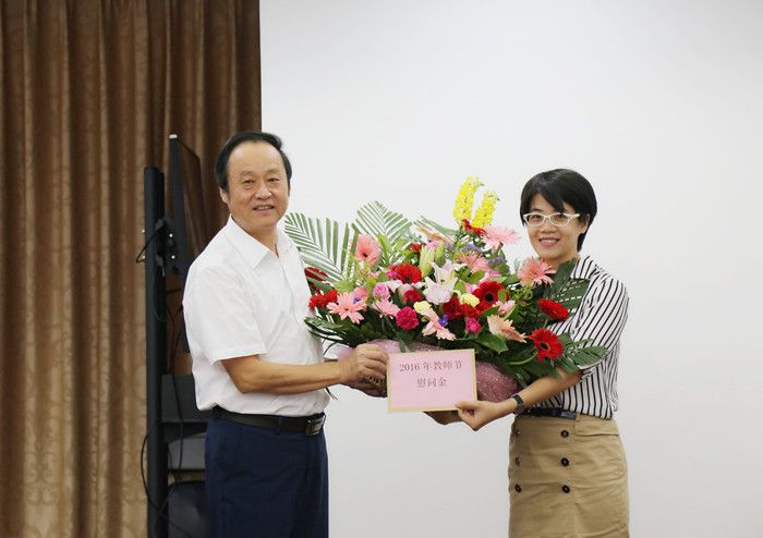 教师节专辑教师节校领导走访慰问教师代表